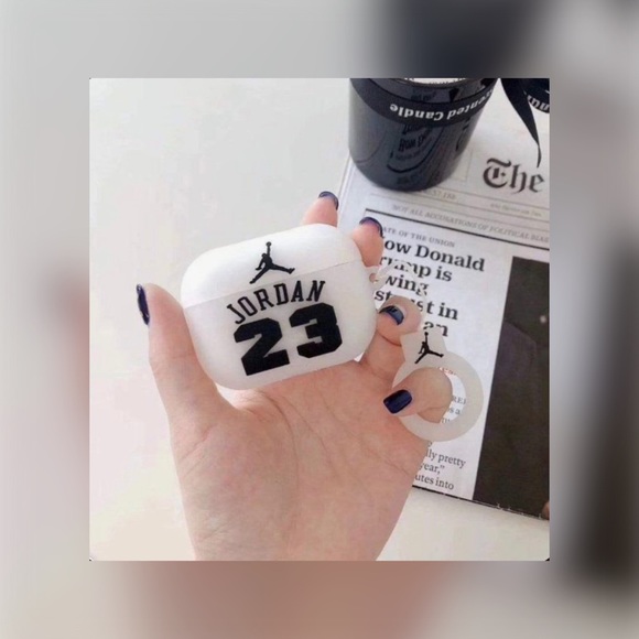 AIRPOD PRO SILICONE PROTECTIVE CASE W/KEYRING - Picture 3 of 3